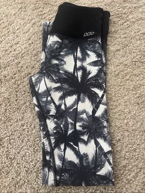 Lorna Jane Black & White Palm-Print Leggings